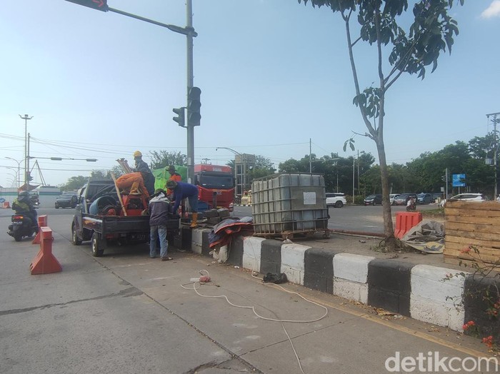 Pembangunan Frontage di Flyover Arteri Yos Sudarso Semarang, Senin (15/5/2023).