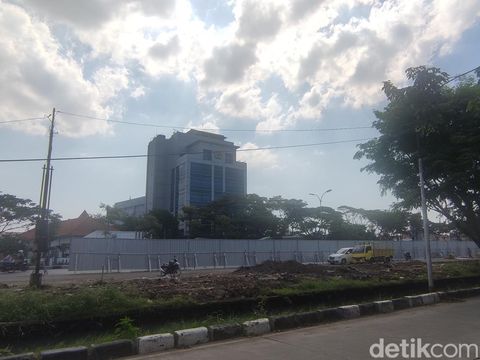 Pembangunan Frontage di Flyover Arteri Yos Sudarso Semarang, Senin (15/5/2023).