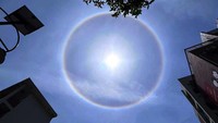 Saat cahaya pelangi di sekeliling matahari terlihat, langit di Hubei, China, dalam keadaan cerah. VCG/VCG via Getty Images.