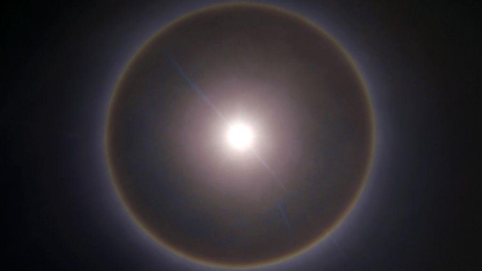 Fenomena matahari yang tampak seperti dilingkari cincin atau halo matahari muncul di langit Hubei, China. Ini penampakannya.