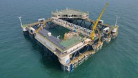 Foto udara menunjukkan Jinghai 005, platform kandang cerdas berskala besar, mulai digunakan di perairan Changdao di Yantai, Provinsi Shandong, China timur, dalam foto yang diambil 20 Maret 2023.