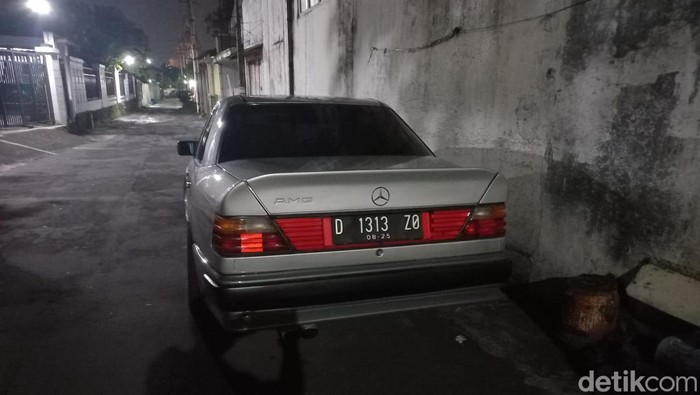 Penampakan Mercy yang dikejar warga karena lari usai tabrak tiga mobil di Solo.