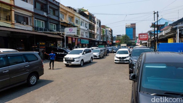 Penampakan Ruko 'Makan Jalan' di Pluit yang Langgar Aturan Pemkot Jakarta Utara menyebut bangunan ruko di Jalan Niaga, Pluit melanggar aturan. Rekomendasi peringatan pembongkaran ruko tengah disiapkan.