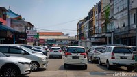 Suku Dinas Cipta Karya, Tata Ruang, dan Pertanahan Kota Administrasi Jakarta Utara menyebut bangunan ruko di sini terbukti melanggar aturan.