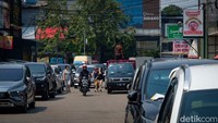 Pemkot Jakut memberikan tenggang waktu pemilik ruko membongkar bangunan yang melanggar aturan tersebut sampai Selasa (23/5). Apabila tidak direspons, pembongkaran akan dilaksanakan petugas terpadu keesokan harinya (Foto: A Prasetia/detikcom)
