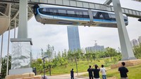 Tampak warga mengabadikan skytrain saat melakukan uji coba.
