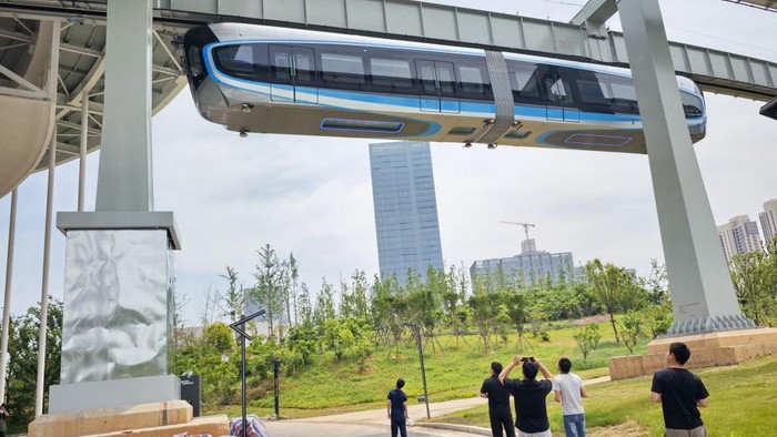 China melakukan uji coba sky train yang ada di Wuhan. Begini penampakannya.