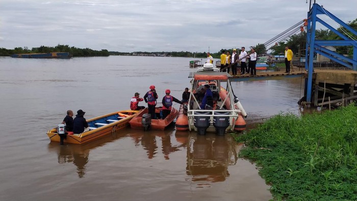 Pencarian Plt Ketua DPD Golkar Kubu Raya Muhammad Iqbal Zafarullah yang hilang usai melompat ke Sungai Kapuas.