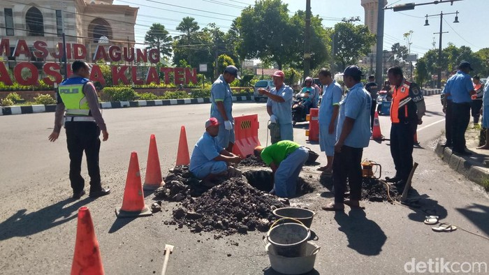 Perbaikan pipa PDAM di Simpang tiga masjid Al Aqsha Klaten Utara, Senin (15/5/2023).