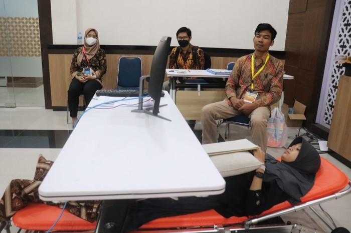 Peserta UTBK 2023 di UNS tetap ujian dengan berbaring di kasur medis dan diantar ambulans.
