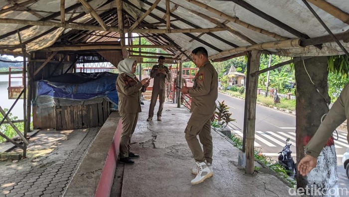 Petugas polisi dan Satpol PP Kota Mojokerto mendatangi lokasi sejoli bawa anak kecil diduga terekam video saat mesum di warkop.