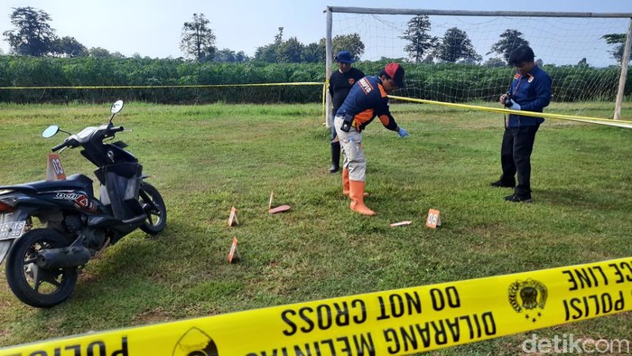 Polisi melakukan olah TKP suami membunuh istrinya di lapangan Dukuh Sumber, Desa Soneyan, Kecamatan Margoyoso, Kabupaten Pati, Senin (15/5/2023).