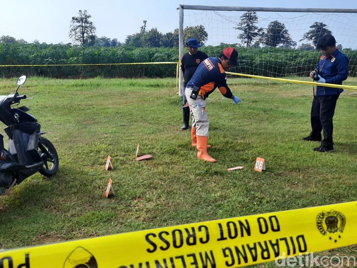 Polisi melakukan olah TKP suami membunuh istrinya di lapangan Dukuh Sumber, Desa Soneyan, Kecamatan Margoyoso, Kabupaten Pati, Senin (15/5/2023).