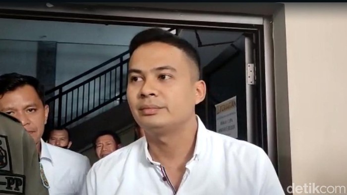Polisi-satpol PP bertemu untuk menentukan jerat pidana pada Masriah, penyiram air kencing ke rumah tetangga