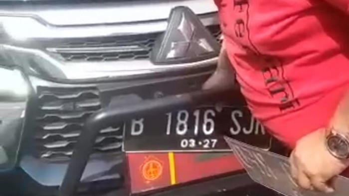 Polisi tindak mobil yang memakai pelat khusus tak sesuai peruntukannya di Fatmawati, Jaksel.