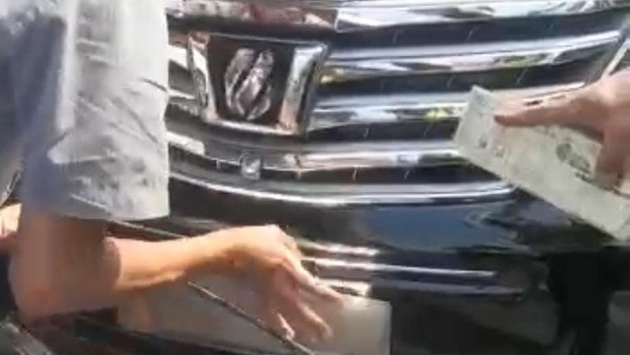 Polisi tindak mobil yang memakai pelat khusus tak sesuai peruntukannya di Fatmawati, Jaksel.