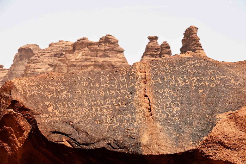 Prasasti Nabataean di Al Ula di Arab Saudi. Alfabet Arab diyakini telah berevolusi dari dialek bahasa Aram ini.