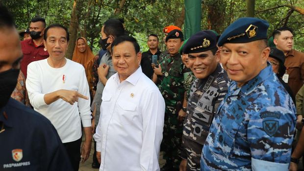 Presiden Jokowi dan Menhan Prabowo usai tanam mangrove bareng (dok. Istimewa)