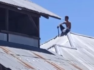 Cekcok dengan Istri, Pria di Sigi Bacok Pemotor Lalu Kabur ke Atas Atap Rumah