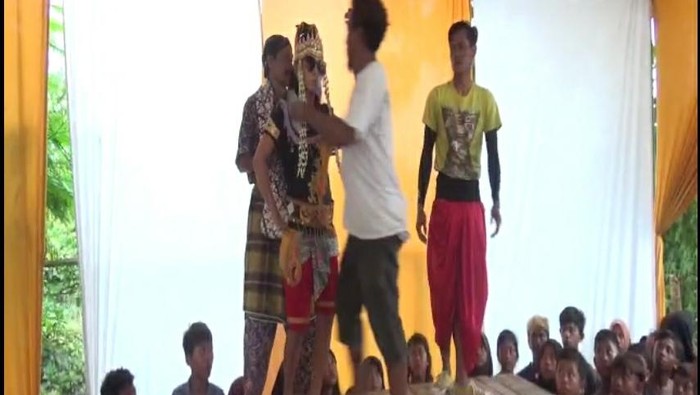 Pria dorong penari sintren Brebes hingga terjatuh dari panggung.