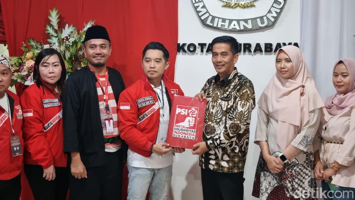 PSI mendaftarkan bacalegnya di KPU Surabaya