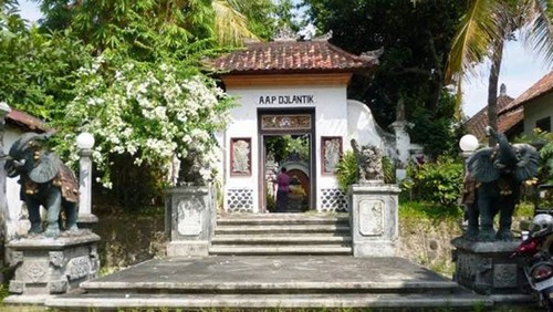 Puri Agung atau Puri Gede Singaraja di beri julukan yaitu “The Royal Palace Singaraja” berada di Buleleng. (Dispar Buleleng)