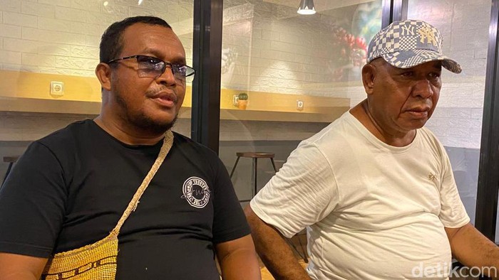 Mewakili Marga Ayello, Yonas Gotta Ayello (kiri) bersama Ketua Tim Kuasa Hukum, Markus Soissa (kanan).