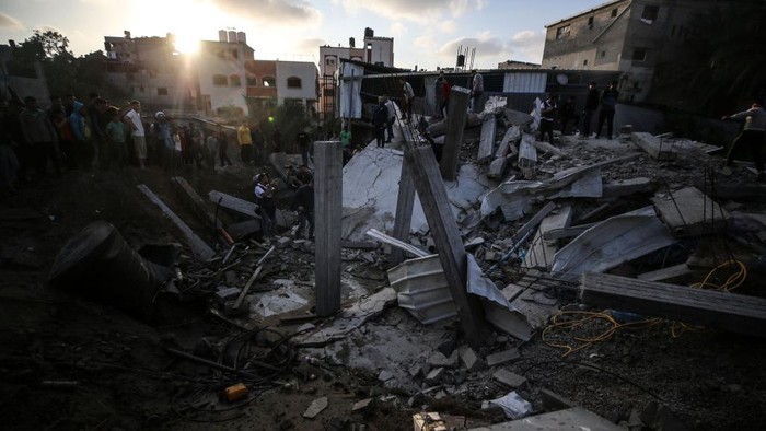 Rumah Warga di Gaza Porak-poranda Gegara Serangan Udara Israel Israel kembali menyerang Palestina. Rumah warga yang ada di Kota Gaza kembali hancur.
