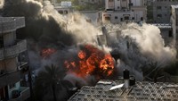 Penampakan rumah-rumah yang terkena serangan udara Israel di Gaza, Sabtu (13/5/2023). Tampak api yang disebabkan dari serangan udara tersebut berkobar dan mengenai sejumlah rumah warga.