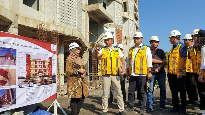 Berdasarkan data Satuan Kerja Penyediaan Perumahan Provinsi Jawa Tengah Balai Pelaksana Penyediaan Perumahan (BP2P) Jawa III, Rusun penyandang disabilitas dibangun di Jalan Adi Sucipto Nomor 41 Kerten, Kecamatan Laweyan, Kota Surakarta. Kontraktor pelaksananya adalah PT. Erdea Berkah Mandiri dan Manajemen Konstruksi
PT. Bentareka Cipta dengan waktu pelaksanaan pekerjaan mulai September 2022 dan selesai Agustus 2023 mendatang.