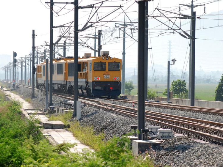 Sebelum Uji Coba Kereta Cepat, Jalur KCJB Dilintasi Kereta Ini