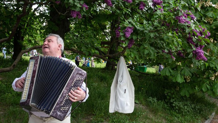 Segelintir Keindahan di Balik Hancurnya Kota Kyiv Ukraina KYIV, UKRAINE - MAY 14: People visit blooming lilacs park as they try to continue their daily life amid Russia-Ukraine war in Kyiv, Ukraine on May 14, 2023. (Photo by Oleksii Chumachenko/Anadolu Agency via Getty Images)