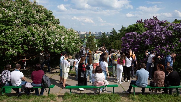 Segelintir Keindahan di Balik Hancurnya Kota Kyiv Ukraina KYIV, UKRAINE - MAY 14: People visit blooming lilacs park as they try to continue their daily life amid Russia-Ukraine war in Kyiv, Ukraine on May 14, 2023. (Photo by Oleksii Chumachenko/Anadolu Agency via Getty Images)