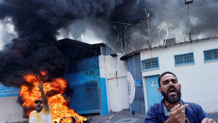 Sejumlah warga Palestina membakar ban bekas di depan kantor UNRWA saat berunjuk rasa di Gaza City, Senin (19/9/2022). Dalam unjuk rasa tersebut mereka menuntut UNRWA untuk membangun kembali rumah-rumah yang hancur saat agresi Israel ke Gaza pada tahun 2014. (ANTARA FOTO/REUTERS/Mohammed Salem/wsj.