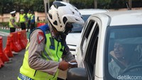 Alasan lain kenapa tilang manual diberlakukan kembali adalah untuk meningkatkan kesadaran masyarakat dalam tertib berlalu lintas. 