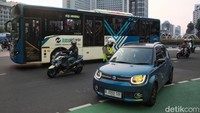 Anggota Kepolisian Korps Lalu lintas melakukan penindakan tilang manual di Bundaran HI, Jl MH Thamrin, Jakarta, Senin (15/5/2023).  