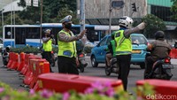 Polda Metro Jaya menyatakan kembali melakukan tilang manual untuk mengantisipasi pelanggaran lalu lintas yang tidak terekam oleh sistem tilang elektronik (ETLE).  