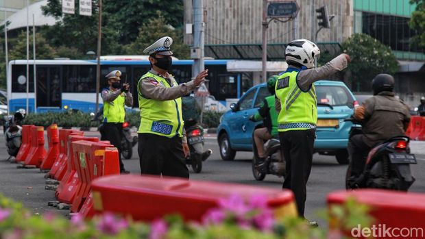 Anggota Kepolisian Korps Lalu lintas melakukan penindakan tilang manual di Bundaran HI, Jl MH Thamrin, Jakarta, Senin (15/5/2023).