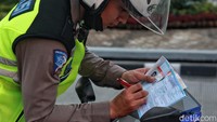 Dengan demikian, pelanggaran yang terlihat secara kasatmata oleh petugas kepolisian akan diberikan tilang manual. 