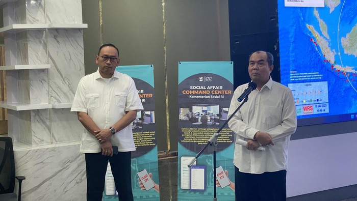 Staf Khusus Mensos Bidang Komunikasi dan Media Massa Don Rozano Sigit dan Kepala Pusdatin Kemensos Agus Zainal Arifin (Devi-detikcom)
