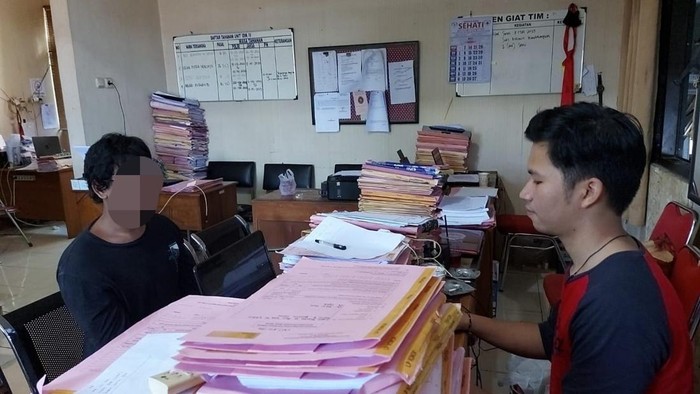 Terduga pelaku pembunuhan istrinya sendiri di Margoyoso, Pati saat diperiksa polisi, Senin (15/5/2023).