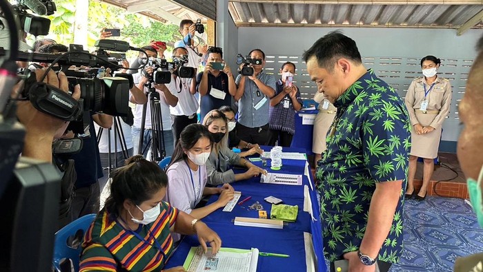 Geger Menkes Thailand Nyoblos di TPS Pakai Baju Bermotif Ganja