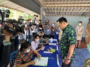 Geger Menkes Thailand Nyoblos di TPS Pakai Baju Bermotif Ganja