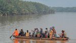 Tak Hanya Warga, Motor Pun Bisa Ikut Nyebrang Pakai Perahu Tradisional di Jambi