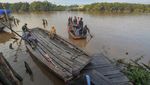 Tak Hanya Warga, Motor Pun Bisa Ikut Nyebrang Pakai Perahu Tradisional di Jambi