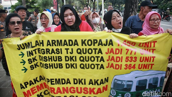 Tolak Pengurangan Jumlah Armada, Pemilik Kopaja Demo Balai Kota Sejumlah pemilik armada Koperasi Angkutan Jakarta (Kopaja) yang tergabung dalam Forum Berjuang Bersama Kopaja berunjuk rasa di depan Balai Kota Jakarta, Senin (15/05/2023).
