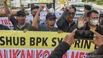 Tolak Pengurangan Jumlah Armada, Pemilik Kopaja Demo Balai Kota