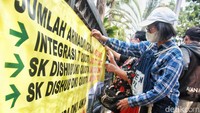 Dalam aksinya, mereka membentangkan beragam spanduk tuntutan dan berorasi.