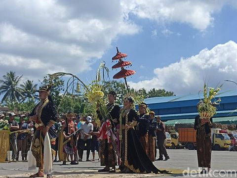 Tradisi temu manten tebu menjadi simbol awal penggilingan tebu di Blitar