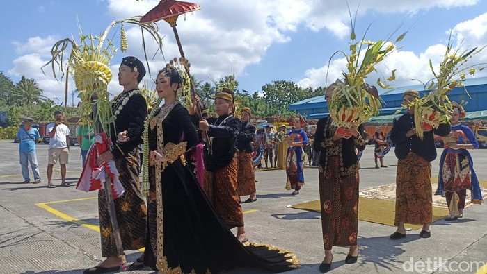 Tradisi temu manten tebu menjadi simbol awal penggilingan tebu di Blitar